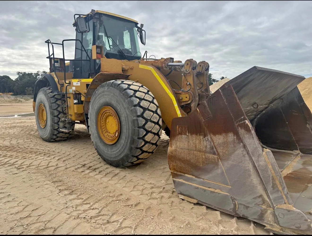 Large wheel loader